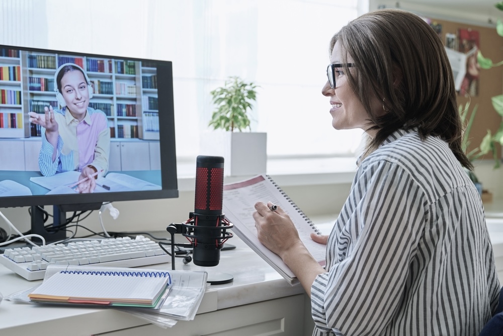 Female mental health therapist talking to a teen online